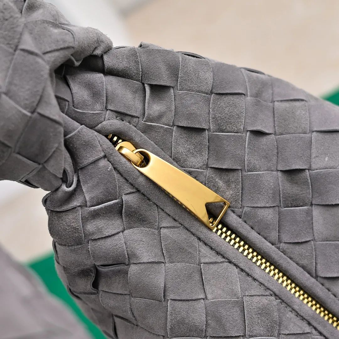 Batch 1960 #BV 𝗝𝗢𝗗𝗜𝗘# Street style’s new favorite fashionable large size 𝙟𝙤𝙙𝙞𝙚 It’s coming, it’s coming, it’s really coming! I have always thought that knitted BV is old-fashioned, until I met it - 𝙟𝙤𝙙𝙞𝙚, I realized that the original classic knitting elements and the new knot element design can be so fashionable! I have to admire Daniel Lee’s design talent! Large capacity to meet daily needs! Fashionable and versatile, it’s perfect for concave shapes, take it out to hit the streets! Size: 48*40*16 Style number: 6698